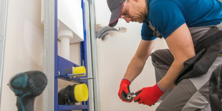 Why You Should Contact Your Bathroom Fitter Rather Than a Tradesman 